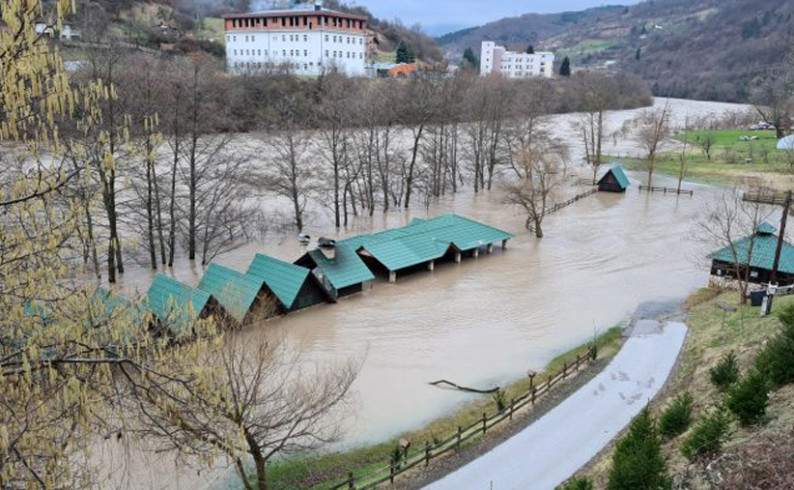Drina poplavila kamp kućice