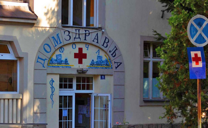 Blagi pad broja zaraženih, spor proces vakcinacije