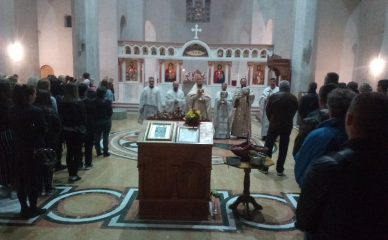 Pčele se rojte, a ptice pojte; Hristos voskrese, radost donese!