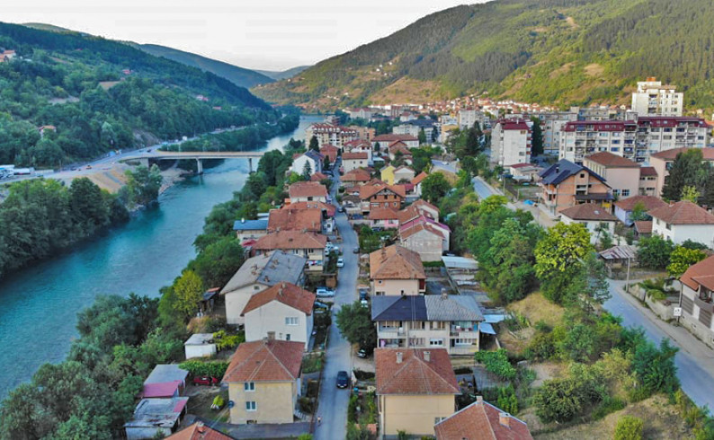 Večeras koncert Dženana Lončarevića, sutra “Osvajača”