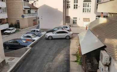 Uređeno parkiralište iza zgrade Suda