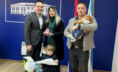 Zlatnik za Bogdana, prvu fočansku bebu rođenu u 2025.